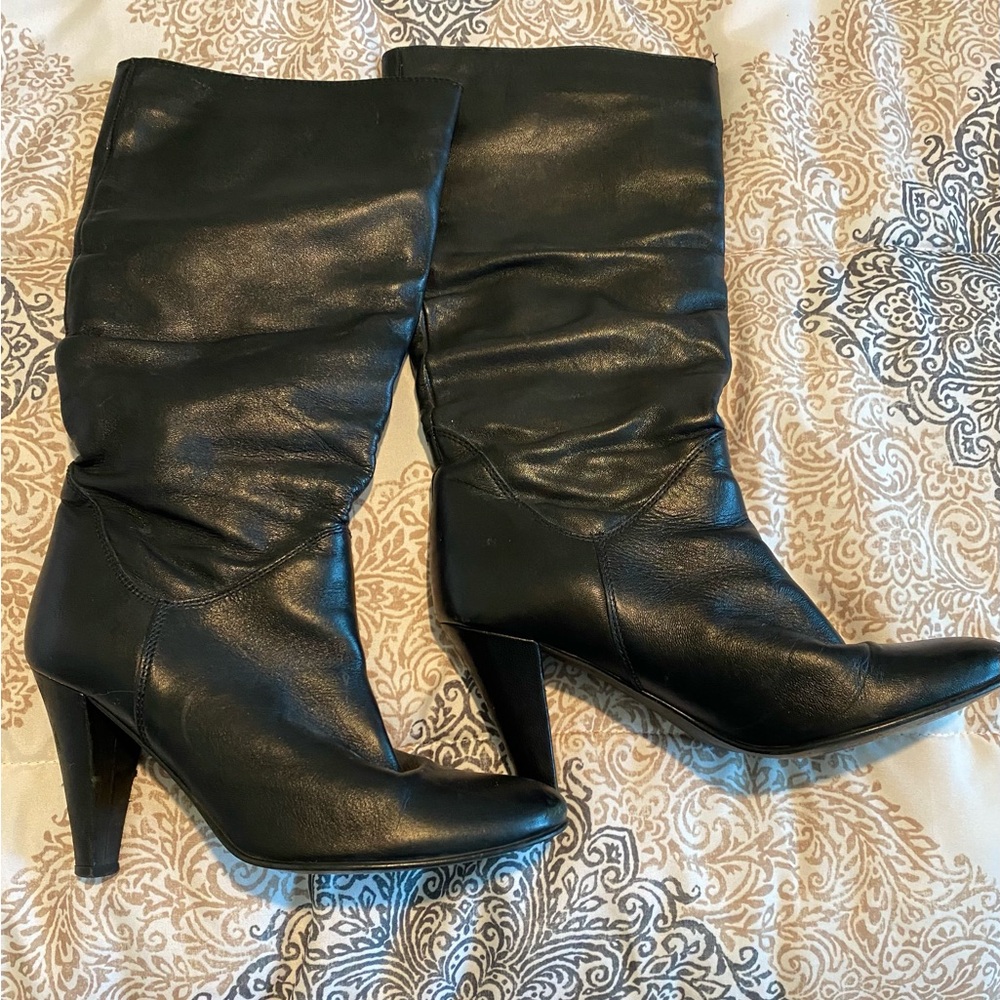 Black mid calf heeled boot 
Size 37
